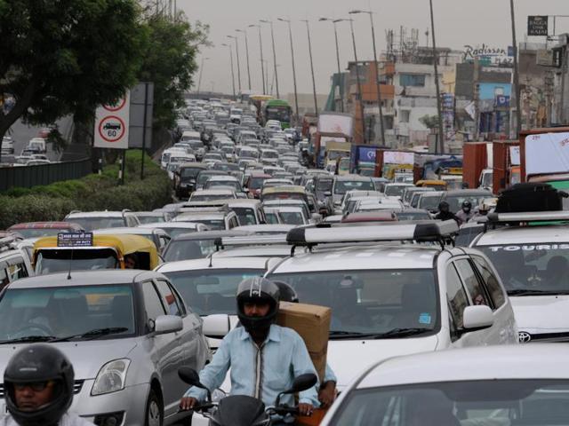 Heavy traffic jam on Delhi-Gurgaon expressway at Mahipalpur flyover due to the diesel taxi driver’s protest. (Parveen Kumar/HT Photo) Heavy traffic jam on Delhi-Gurgaon expressway at Mahipalpur flyover due to the diesel taxi driver’s protest. (Parveen Kumar/HT Photo)