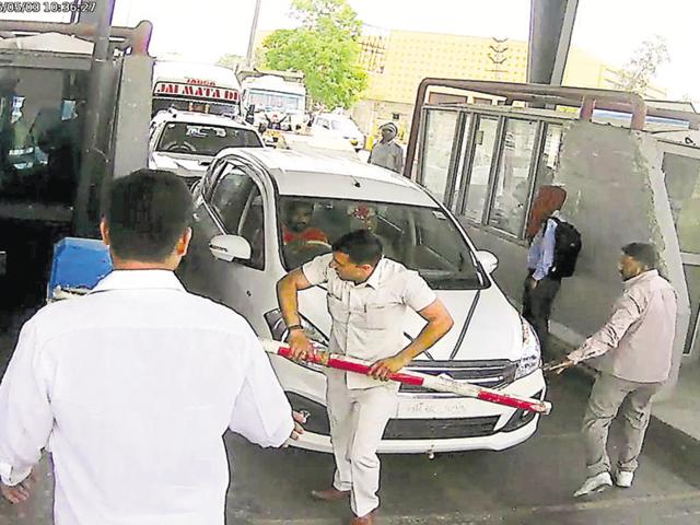 On Tuesday, a group of villagers removed the boom barrier at the Kherki Daula toll plaza.(HT Photo) On Tuesday, a group of villagers removed the boom barrier at the Kherki Daula toll plaza.(HT Photo)