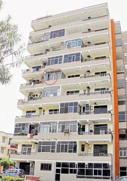 Pooja Tiwari’s friends claimed she jumped off the 5th floor of a building. (Prabhu Razdan/HT Photo)