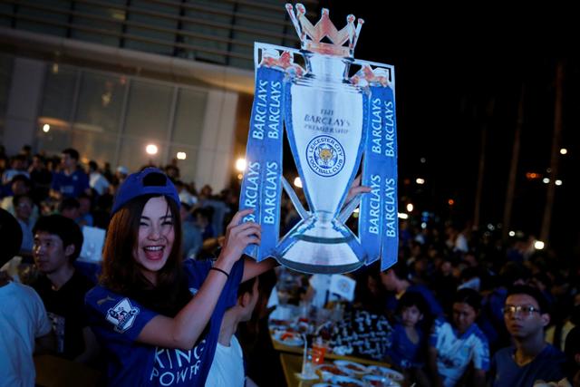 Leicester City fans celebrate after their team drew against Manchester United while watching the game on a big screen, in Bangkok. (REUTERS) Leicester City fans celebrate after their team drew against Manchester United while watching the game on a big screen, in Bangkok. (REUTERS)