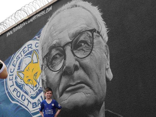 Artist Richard Wilson spray paints a mural of Leicester City manager Claudio Ranieri in Leicester, Britain.(Reuters Photo)