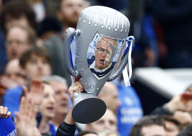 A view of Leicester City fans with an inflatable trophy featuring Claudio Ranieri. (Reuters Photo) A view of Leicester City fans with an inflatable trophy featuring Claudio Ranieri. (Reuters Photo)
