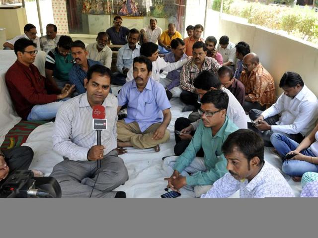 Members of Indore Press Club hold a meeting in Indore on Tuesday to condole Pooja Tiwari’s death. (Arun Mondhe/HT) Members of Indore Press Club hold a meeting in Indore on Tuesday to condole Pooja Tiwari’s death. (Arun Mondhe/HT)