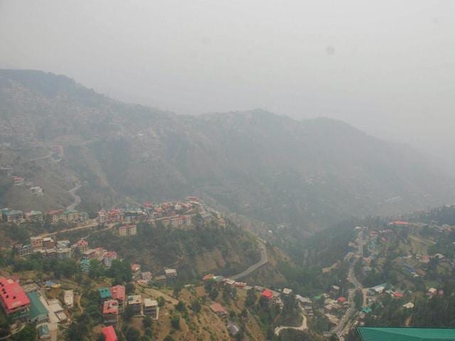 A blanket of smog extends over Shimla town as forest fire continues in Himachal Pradesh and Uttarakhand states, on Tuesday. (PTI) A blanket of smog extends over Shimla town as forest fire continues in Himachal Pradesh and Uttarakhand states, on Tuesday. (PTI)