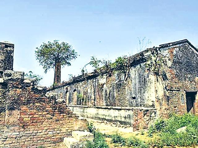 Remains of an Indigo factory near Hardiya Kothi under Nautan block in West Champaran. (Arvind Yadav/HT Photo) Remains of an Indigo factory near Hardiya Kothi under Nautan block in West Champaran. (Arvind Yadav/HT Photo)