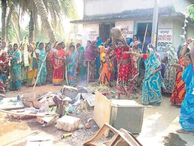 Since Odisha relaxed its policy to promote sale of liquor, the state has seen a dozen protests where women have forced closure of booze shops.(HT Photo)