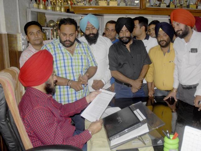 Parents submitting a memorandum to DEO Satinderbir Singh in Amritsar on Tuesday. (Sameer Sehgal/HT Photo)