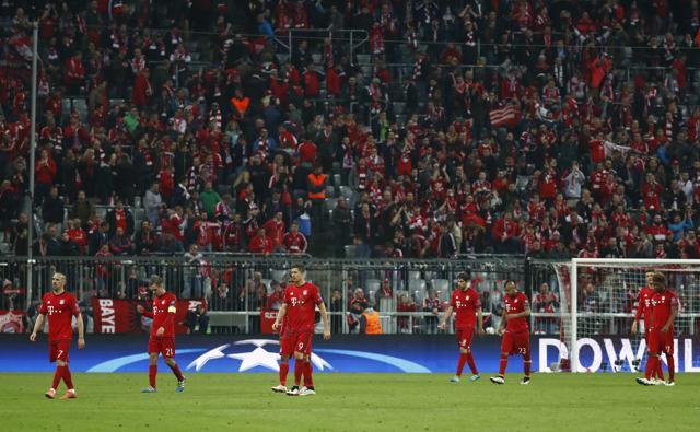 Bayern Munich look dejected after the game. (Reuters Photo)