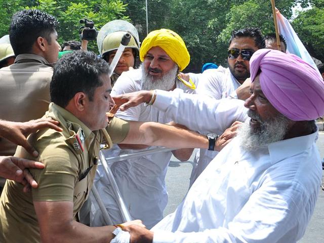 Chandigarh police clashing with Congress workers during a protest against Punjab CM Parkash Singh Badal outside the Punjab Congress office in Sector 15 , Chandigarh, on Wednesday. (Karun Sharma/HT Photo) Chandigarh police clashing with Congress workers during a protest against Punjab CM Parkash Singh Badal outside the Punjab Congress office in Sector 15 , Chandigarh, on Wednesday. (Karun Sharma/HT Photo)