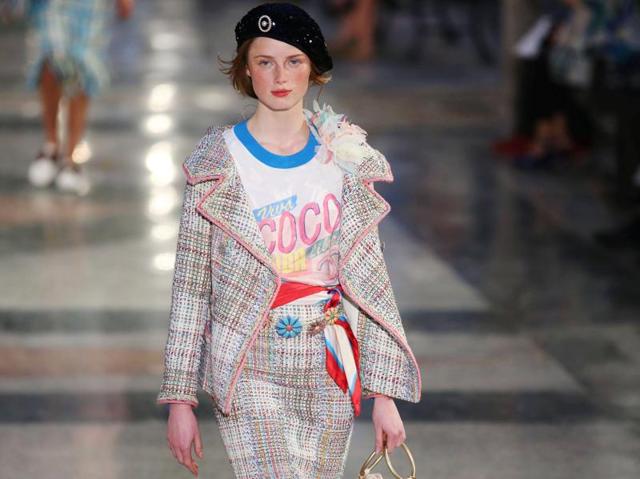 It was on the Cuban capital’s El Paseo del Prado -- a wide boulevard lined with trees and multicolored facades -- that the French luxury brand unveiled its new collection, mixing the signature chic of Chanel with vibrant Cuban folklore inspirations. (REUTERS) It was on the Cuban capital’s El Paseo del Prado -- a wide boulevard lined with trees and multicolored facades -- that the French luxury brand unveiled its new collection, mixing the signature chic of Chanel with vibrant Cuban folklore inspirations. (REUTERS)