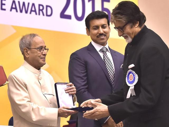 President Pranab Mukherjee presenting the Best Actor award to Amitabh Bachchan during the 63rd National Film Awards Function at Vigyan Bhawan in New Delhi. (Ajay Aggarwal/HT Photo) 
