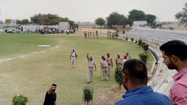 Salman Khan and Anushka Sharma's movie shooting site at Kila Raipur village near Ludhiana on Wednesday. Media were not allowed too close, and police ensured that! (HT Photo) Salman Khan and Anushka Sharma's movie shooting site at Kila Raipur village near Ludhiana on Wednesday. Media were not allowed too close, and police ensured that! (HT Photo)