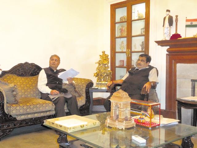 Gurgaon MP Rao Inderjit Singh (centre) in conversation with Union minister Nitin Gadkari (right) on Wednesday (HT Photo) Gurgaon MP Rao Inderjit Singh (centre) in conversation with Union minister Nitin Gadkari (right) on Wednesday (HT Photo)
