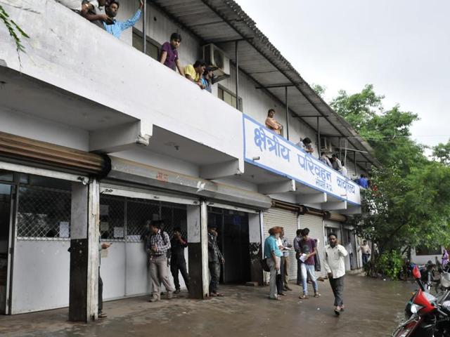 Single-window system and computerisation have not been able to keep touts away from Bhopal’s Regional Transport Office. (HT file) Single-window system and computerisation have not been able to keep touts away from Bhopal’s Regional Transport Office. (HT file)
