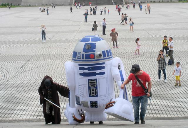 A Star Wars fan, dressed as R2D2 robot, arrives during the annual Star Wars Day in Taipei on May 4, 2016. (AFP) A Star Wars fan, dressed as R2D2 robot, arrives during the annual Star Wars Day in Taipei on May 4, 2016. (AFP)