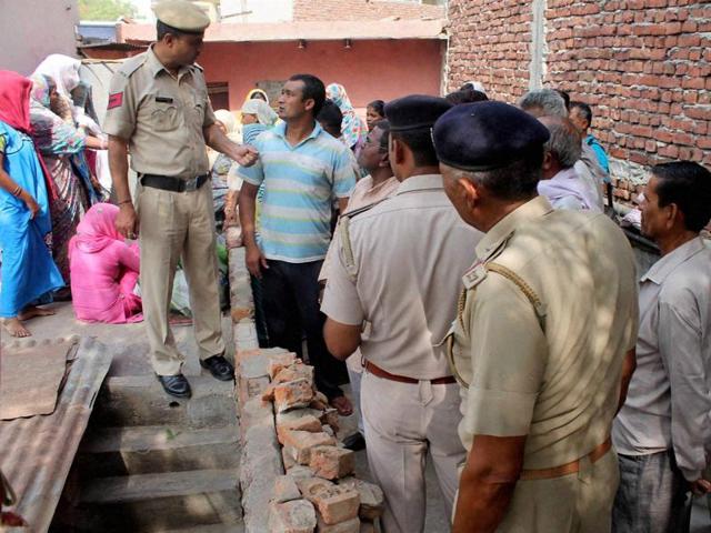 Police investigate the house where a woman killed her three daughters and committed suicide in Faridabad on Wednesday.(PTI) Police investigate the house where a woman killed her three daughters and committed suicide in Faridabad on Wednesday.(PTI)