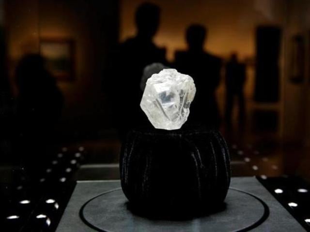 The 1109 carat ‘Lesedi La Rona’ diamond is displayed in a case at Sotheby’s in the Manhattan borough of New York, U.S., May 4, 2016. The 1109 carat ‘Lesedi La Rona’ diamond is displayed in a case at Sotheby’s in the Manhattan borough of New York, U.S., May 4, 2016.