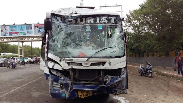 The accident took place in sector 44 in Noida on Thursday morning. (Sunil Ghosh/HT Photo) The accident took place in sector 44 in Noida on Thursday morning. (Sunil Ghosh/HT Photo)