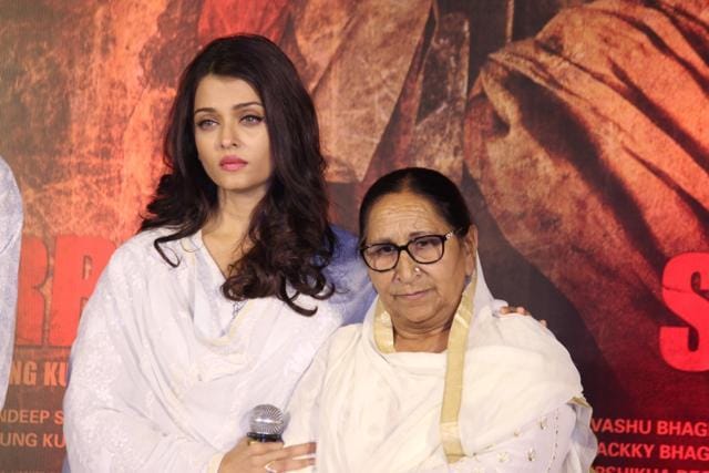 Aishwarya Rai Bachchan and Sarabjit Singh`s sister Dalbir Kaur in Mumbai on Thursday. (Photo: IANS) Aishwarya Rai Bachchan and Sarabjit Singh`s sister Dalbir Kaur in Mumbai on Thursday. (Photo: IANS)