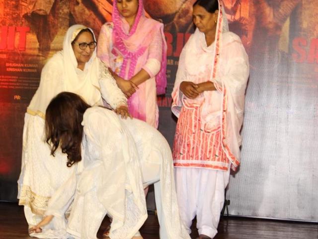 Aishwarya touches Dalbir Kaur’s feet. Dalbir is late Sarabjit Singh’s sister. (IANS)