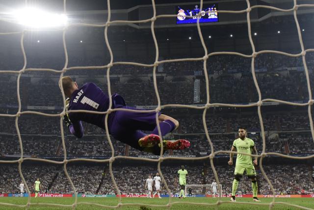Manchester City's goalkeeper Joe Hart stops a ball during the Uefa Champions League semifinal second leg football match. (AFP Photo)
