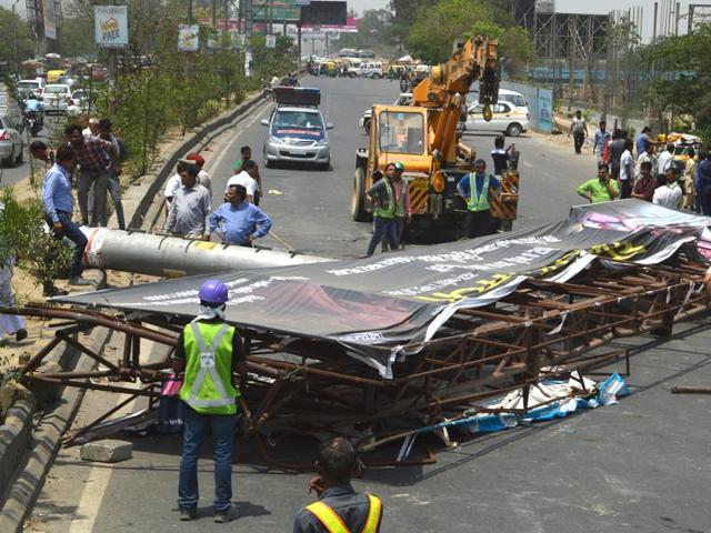 A car and two autorickshaws were damaged in the incident. All victims received head injuries. (Sakib Ali/ HT Photo) A car and two autorickshaws were damaged in the incident. All victims received head injuries. (Sakib Ali/ HT Photo)