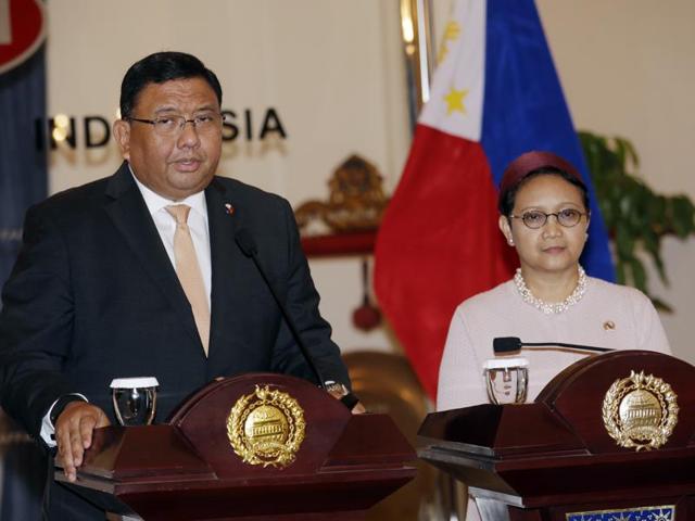 Philippine foreign minister Jose Rene Almendras (left) poses with his Indonesian counterpart Retno Marsudi for a photo before their meeting in Jakarta on Wednesday. (AP) Philippine foreign minister Jose Rene Almendras (left) poses with his Indonesian counterpart Retno Marsudi for a photo before their meeting in Jakarta on Wednesday. (AP)