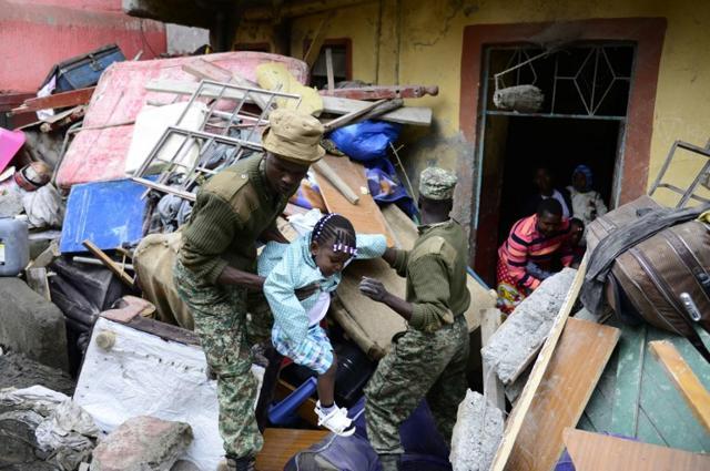 Kenyan security forces carry a girl as people are evacuated from the vicinity of a collapsed building in Nairobi on April 30, 2016. (AFP) Kenyan security forces carry a girl as people are evacuated from the vicinity of a collapsed building in Nairobi on April 30, 2016. (AFP)