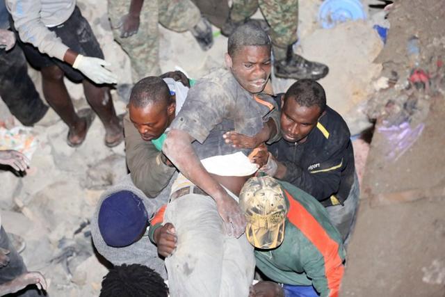 Kenyans carry a survivor rescued from a collapsed building in Nairobi late on April 29, 2016. (AFP) Kenyans carry a survivor rescued from a collapsed building in Nairobi late on April 29, 2016. (AFP)