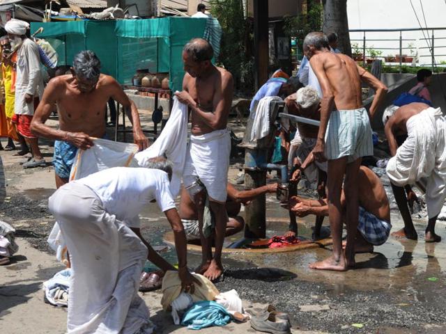 Devotees seeking blessings form queues at Kinnar Akhara at Simhastha fair. (HT photo) Devotees seeking blessings form queues at Kinnar Akhara at Simhastha fair. (HT photo)
