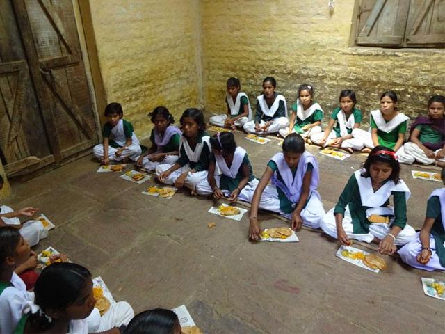 Students in all government-aided schools in Uttar Pradesh will get fruits in the morning as part of the mid-day meal scheme from the new academic session in July. (HT file photo) Students in all government-aided schools in Uttar Pradesh will get fruits in the morning as part of the mid-day meal scheme from the new academic session in July. (HT file photo)