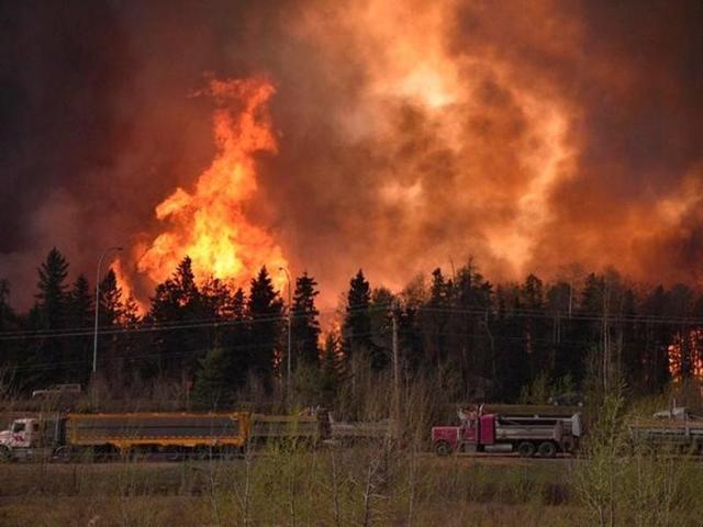 Wildfire is worsening along highway 63 in Fort McMurray. (Terry Reith/CBC News/Handout via REUTERS)