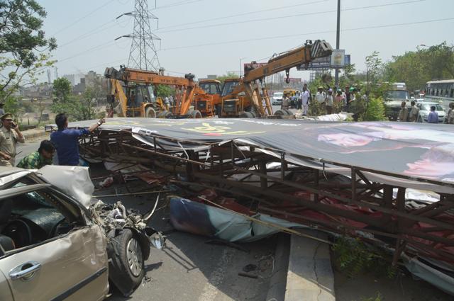 Four persons were injured and three vehicles were damaged when a unipole along Grand Trunk Road near river Hindon fell on Thursday morning. (Sakib Ali/HT Photo)