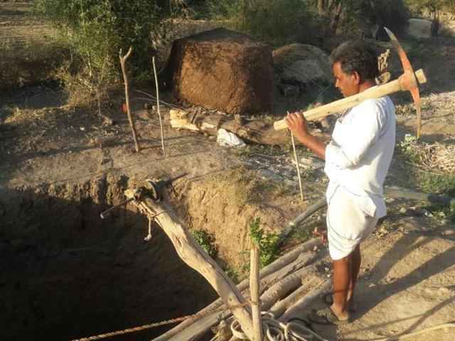 Bhagwan Singh, 38, of Nevari village in Agar district dug a 90-feet-deep well all by himself in just under 20 days.(HT Photo)