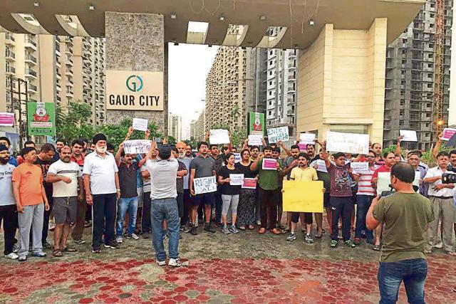 Around 60-70 residents, dressed in sports attire, protested against the builder for not allowing them free access to the stadium that is on the society’s premises.(HT Photo)