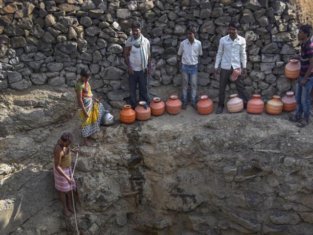 Men risk their lives to fetch water by going down into a 40-feet well in Latur on Saturday. (Hindustan Times) Men risk their lives to fetch water by going down into a 40-feet well in Latur on Saturday. (Hindustan Times)