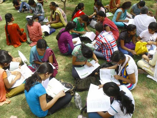 Data provided by the University of Mumbai (MU) indicate that the number of students applying for self-financed courses is several times the seats on offer.(HT Photo/Vipin Kumar)