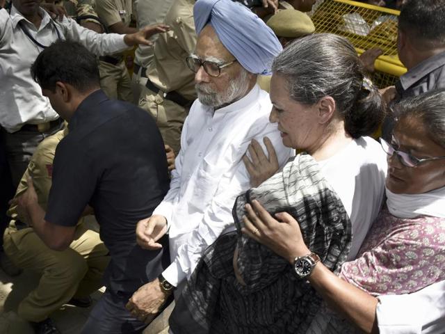 Congress president Sonia Gandhi and former prime minister Manmohan Singh during their party’s ‘Save Democracy’ march in Delhi on Friday. (Arvind Yadav/ HT photo) Congress president Sonia Gandhi and former prime minister Manmohan Singh during their party’s ‘Save Democracy’ march in Delhi on Friday. (Arvind Yadav/ HT photo)