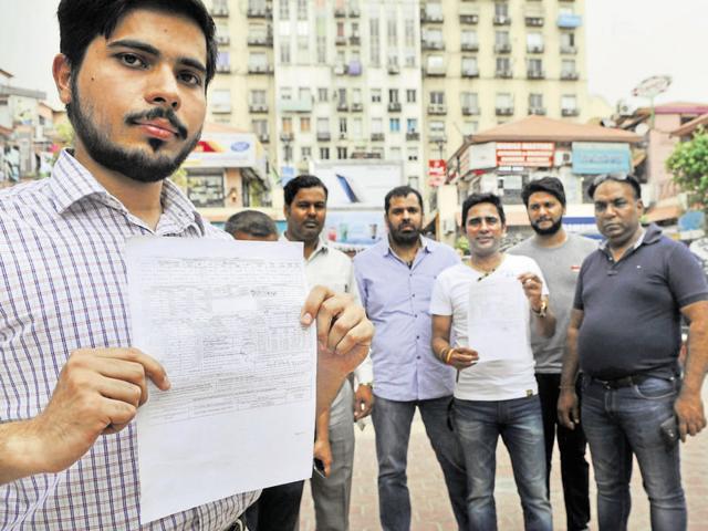 Shop owners said the March tariff was shown as Rs 11.32 per unit when the standard charges do not exceed Rs 8.50. (Abhinav Saha/HT Photo) Shop owners said the March tariff was shown as Rs 11.32 per unit when the standard charges do not exceed Rs 8.50. (Abhinav Saha/HT Photo)