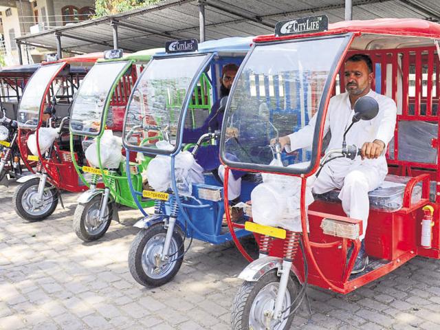 Officials say the aim of introducing e-rickshaws in Dehradun is to phase out the shared autos which are a major source of pollution. (Vinay Santosh Kumar/HT Photo) Officials say the aim of introducing e-rickshaws in Dehradun is to phase out the shared autos which are a major source of pollution. (Vinay Santosh Kumar/HT Photo)