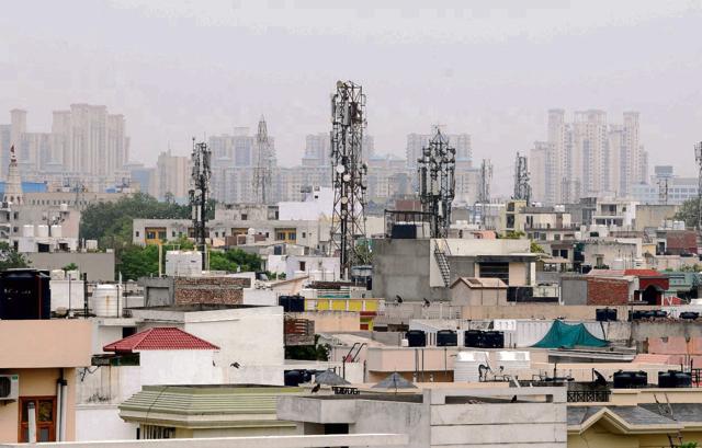There are 580 mobile phone towers in the city, of which only 26 have permission and 554 are illegal. The MCG has initiated a legal process to take action against illegal towers.(Parveen Kumar/HT Photo) There are 580 mobile phone towers in the city, of which only 26 have permission and 554 are illegal. The MCG has initiated a legal process to take action against illegal towers.(Parveen Kumar/HT Photo)