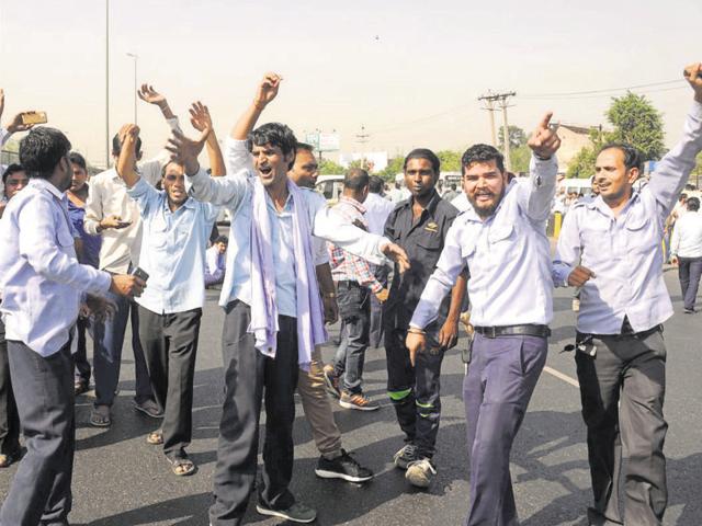 File photo of diesel taxi drivers protesting against the Supreme Court’s order of banning diesel taxis in Delhi and NCR. (Parveen Kumar/HT Photo) File photo of diesel taxi drivers protesting against the Supreme Court’s order of banning diesel taxis in Delhi and NCR. (Parveen Kumar/HT Photo)