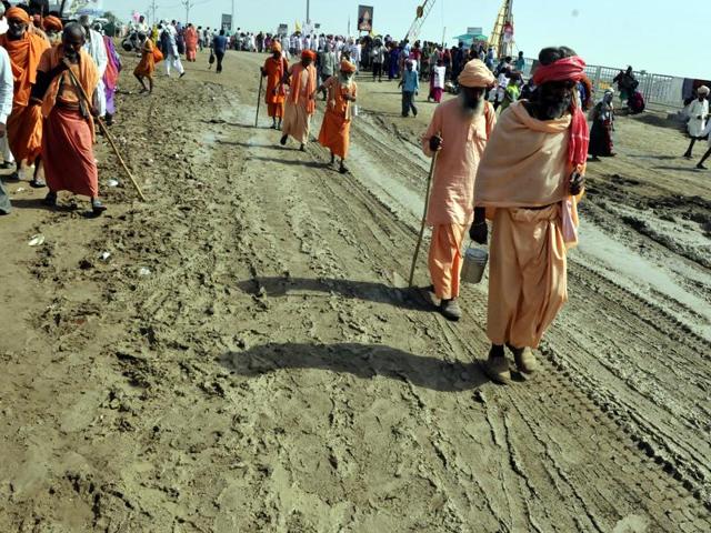 Pilgrims take a holy dip in Kshipra river on the occasion of Parv Snan, in Ujjain on Friday. (Arun Mondhe/HT photo) Pilgrims take a holy dip in Kshipra river on the occasion of Parv Snan, in Ujjain on Friday. (Arun Mondhe/HT photo)