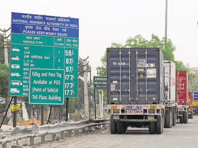 Trucks can be seen parked on the stretch leading to Manesar.(Parveen Kumar/HT Photo) Trucks can be seen parked on the stretch leading to Manesar.(Parveen Kumar/HT Photo)