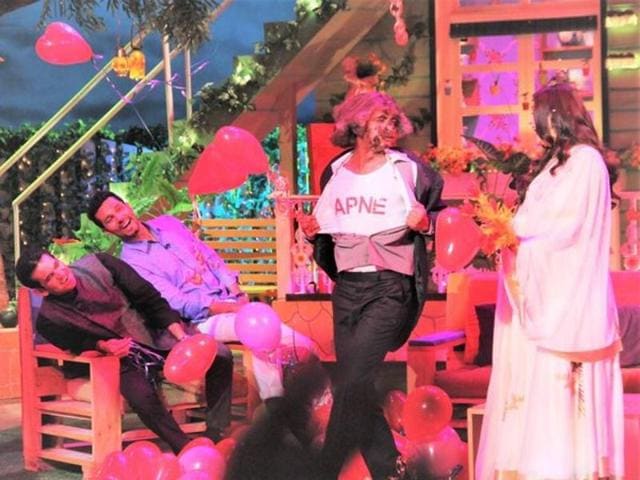 Actor Randeep Hooda and filmmaker Oomung Kumar can’t stop laughing as they watch Sunil Grover trying his best to woo Aishwarya. (Twitter) 