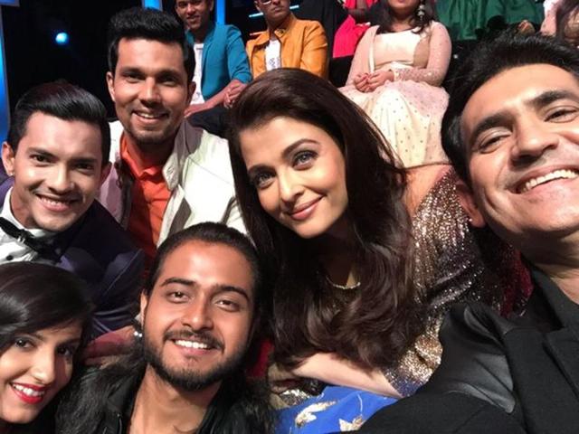 Randeep hooda, Aishwarya and Oomung Kumar take a group selfie on the sets of Sa Re Ga Ma. (Twitter) 