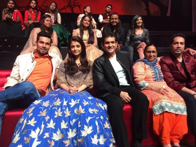 Mika Singh, Oomung Kumar, Randeep Hooda and Aishwarya  Rai Bachchan get clicked with Dalbir Kaur on the sers of Sa Re Ga Ma. (Twitter) 