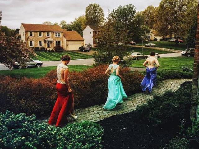 A woman captures three girls on their way to prom: “Three princesses heading to the ball. So happy I got the chance to see my nephew and his girl off to their senior prom. Youth is beautiful- it’s innocent and full of forgotten fairy tales.”  (Instagram/angrylittlenotion) 