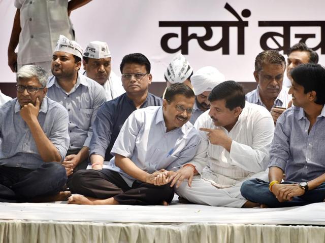 Delhi chief minister Arvind Kejriwal with Aam Aadmi Party leaders at Jantar Mantar in New Delhi. (Ravi Choudhary/HT Photo) Delhi chief minister Arvind Kejriwal with Aam Aadmi Party leaders at Jantar Mantar in New Delhi. (Ravi Choudhary/HT Photo)