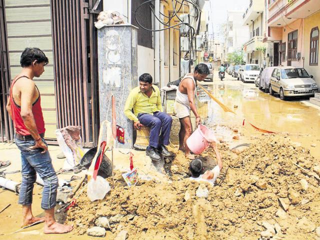 Workers repair a damaged water supply pipeline near Sector 15 on Saturday.(Rahul Grover) Workers repair a damaged water supply pipeline near Sector 15 on Saturday.(Rahul Grover)